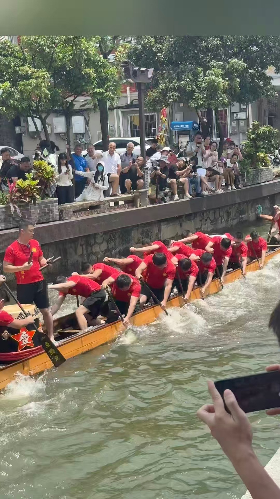 赛龙舟也有弹射起步的推背感城市风华录 鼓声一响瞬间发力，龙舟猛地向前窜出，实打实