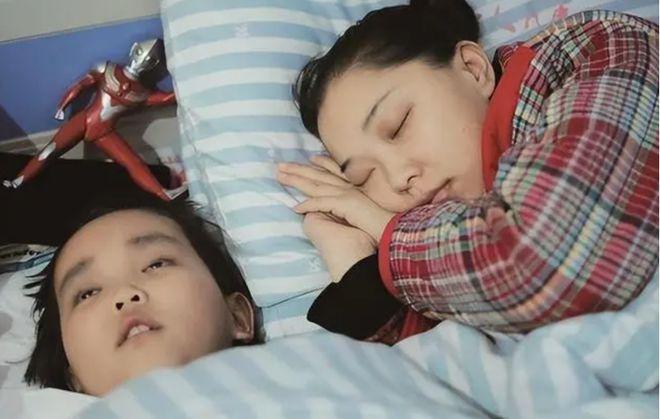 “妈妈，我死了你就可以不痛了”2014年，湖北一个男孩患肿瘤，去世前要求把自己肾