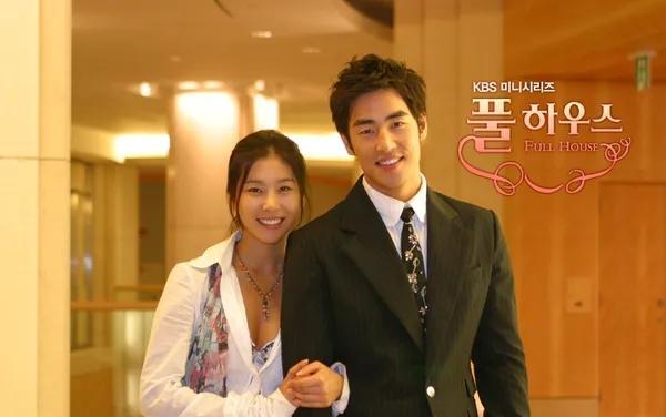 他触电《浪漫满屋》一夜成名，却用二十年证明，演员的终极成就不是爆红。
2004年