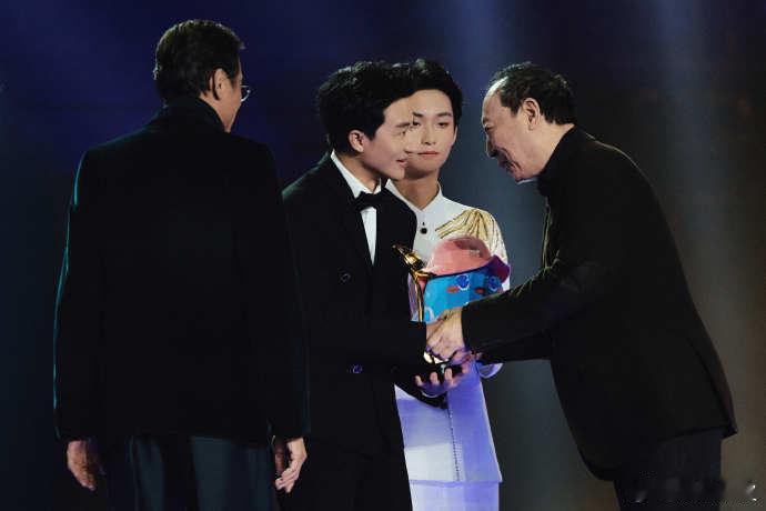 倪大红为黄轩颁发年度影响力男演员奖昨晚上2025中国电影大数据荣誉之夜 倪大红为