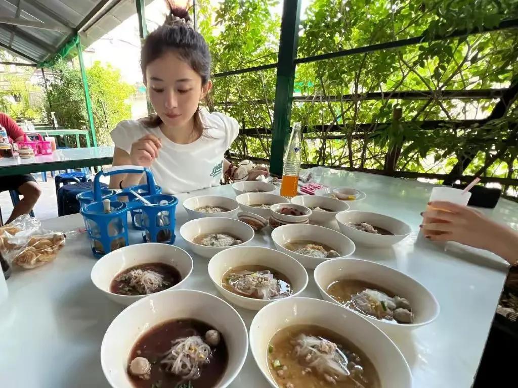 赵丽颖泰国游玩，打卡泰国网红店，面对美食，赵丽颖表现出可爱的样子，面对美食的优惠