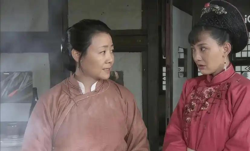 曾经的婆媳18年后再相聚，可惜如今谁也不认识谁。

《冬去春来》里，萨日娜饰演徐