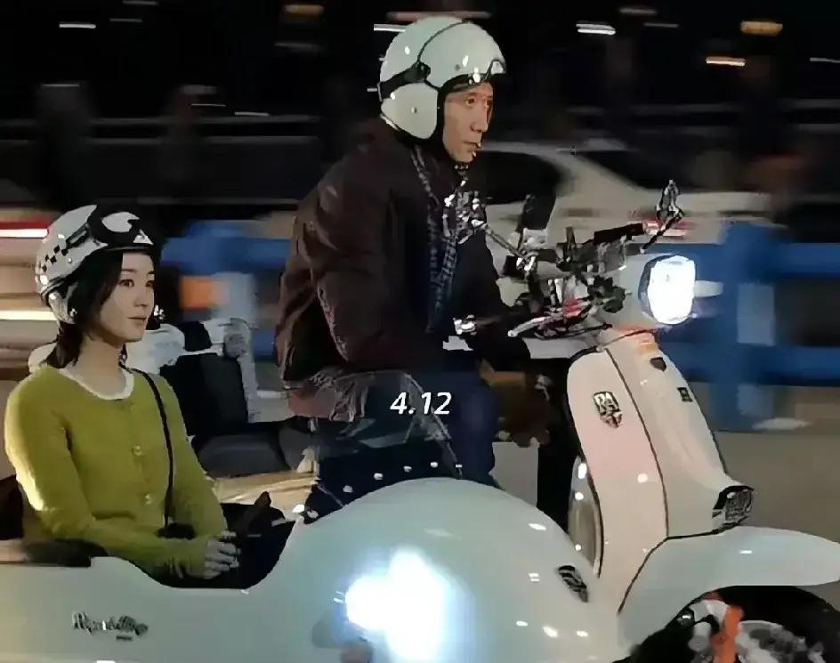 #赵丽颖张一山在人间骑摩托路透#粉丝遇到赵丽颖和张一山拍戏，就听到了一直在喊“沈