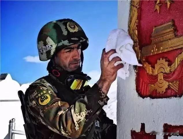 眉峰凛冽，
眼角深情！

这名全副武装的中国塔吉克族边防战士右手用洁白的毛巾轻轻