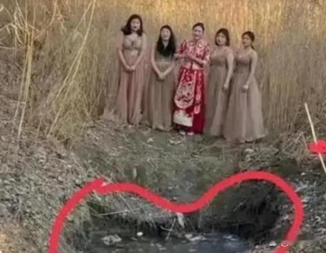 这个婚纱照，是不是有点吓人？ ​​​
