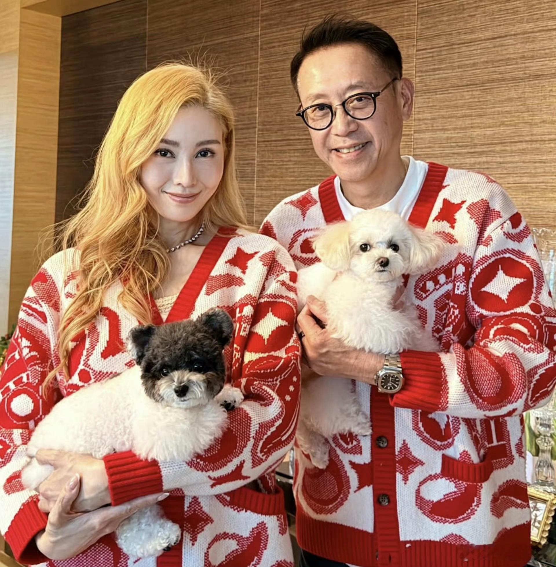 李嘉欣和许晋亨穿情侣装贺马年 