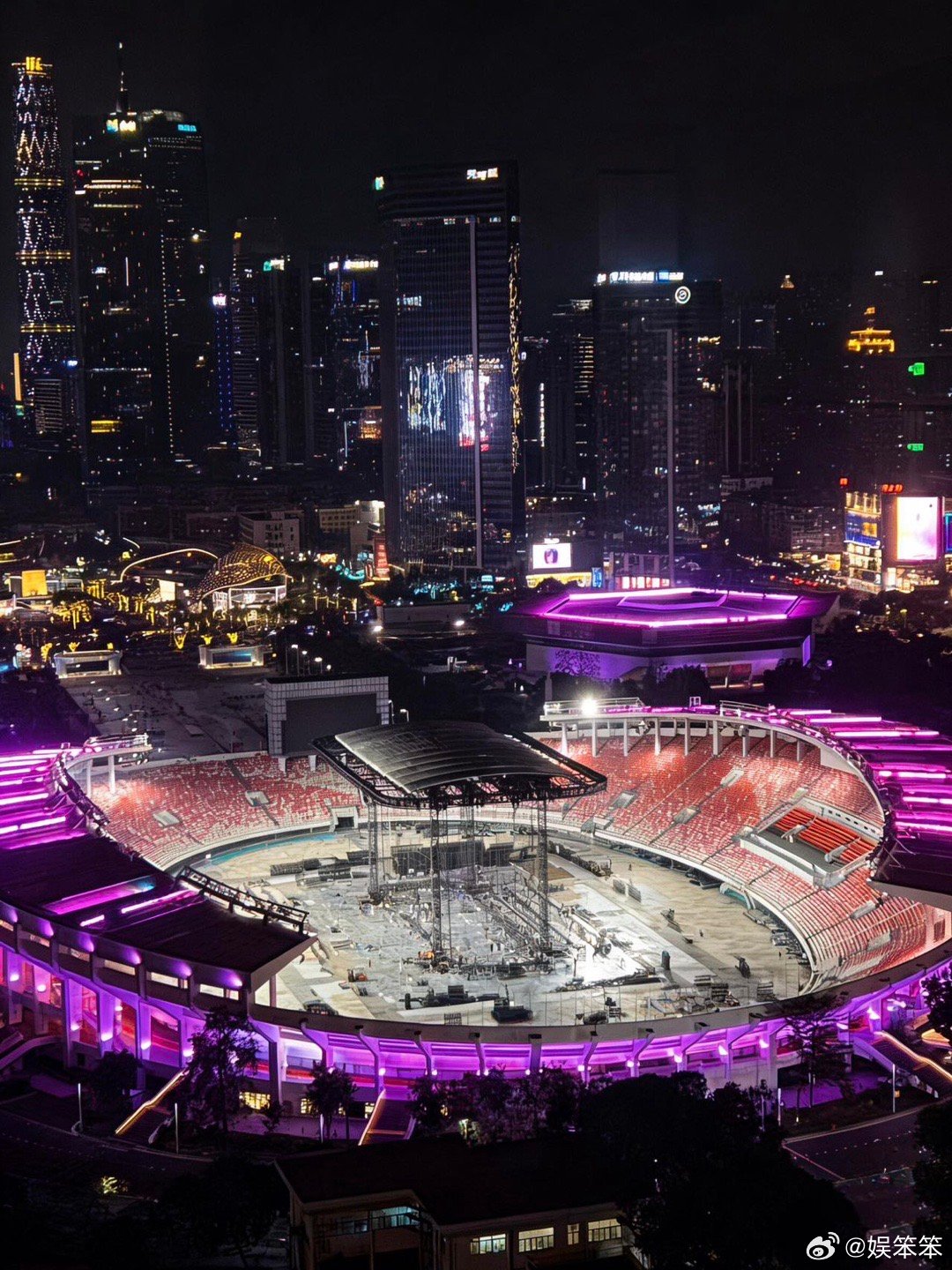 这下高低都能看到薛之谦演唱会了 薛之谦万兽之王演唱会舞台越建越高，内场后排都能看