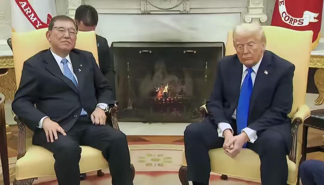 石破茂这个坐姿，我觉得他比安倍晋三、岸田文雄，还要有骨气，但是日本民众为何不喜欢