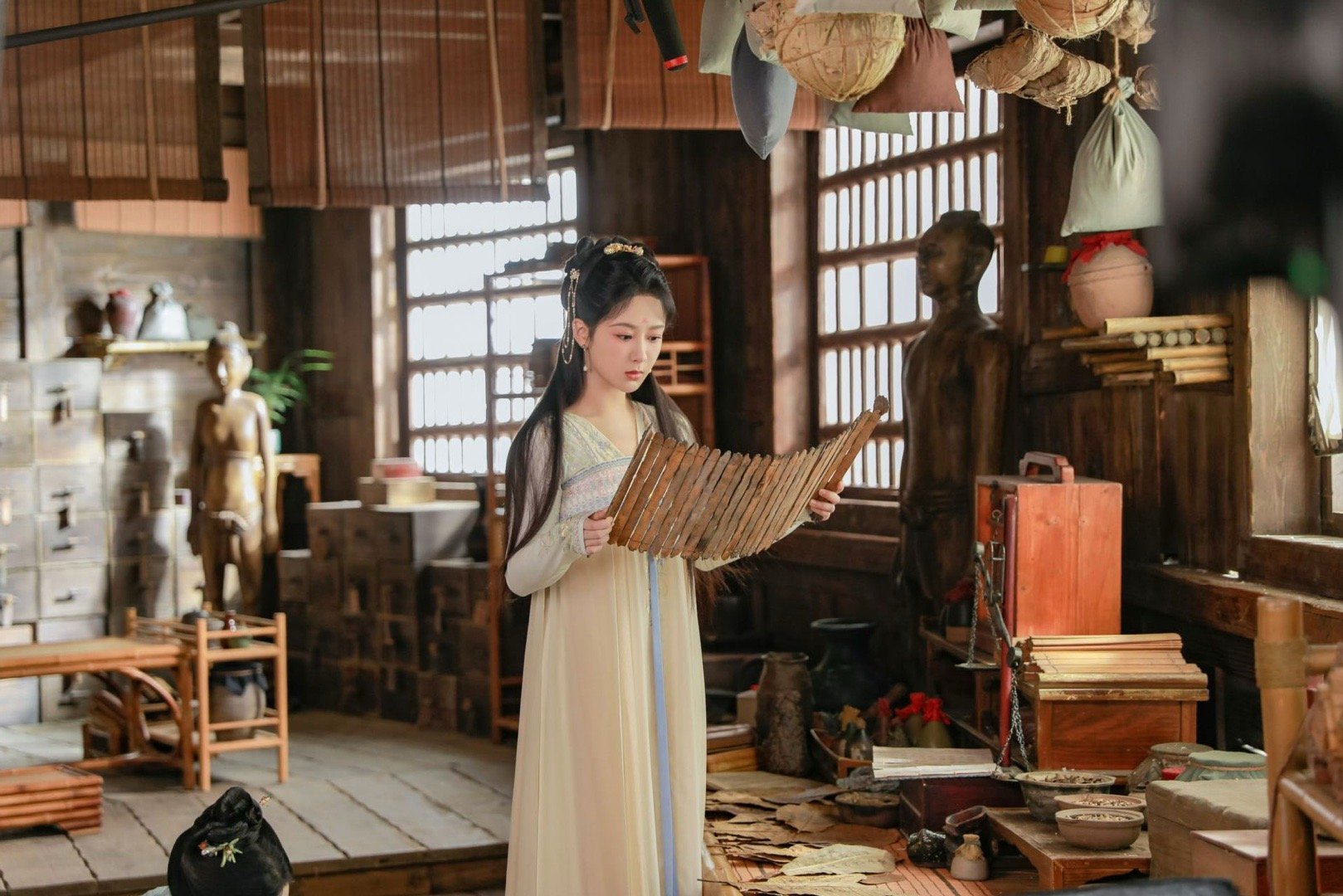 #小夭用了四百年治愈童年#童年的伤痕，如同深秋的落叶，虽已飘落，却总在心底留下痕