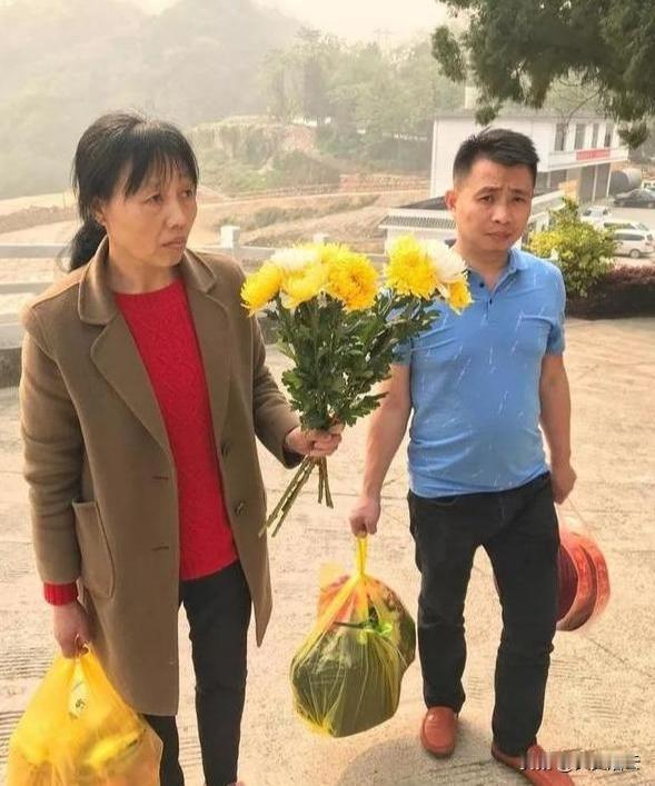 1984年，一战士壮烈牺牲，其新婚20天妻子拒绝改嫁，坚持生下遗腹子，35年后，