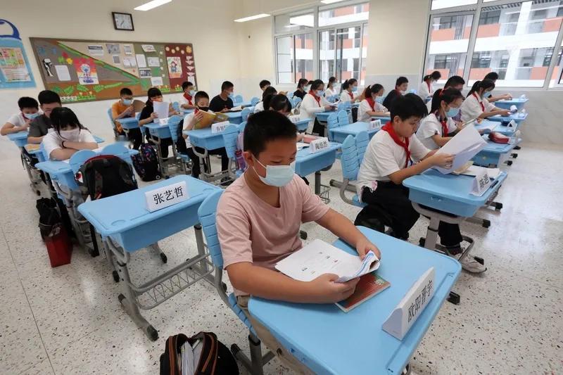 班级有好班变差班，只需要中间换一个班主任。
这学期刚开学三个周，滕老师就辞掉了八