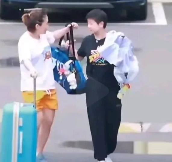 哇塞！你知道吗？莎莎不仅球打得好👏，人缘也超棒！
她和国乒队的何卓佳、孙铭阳是