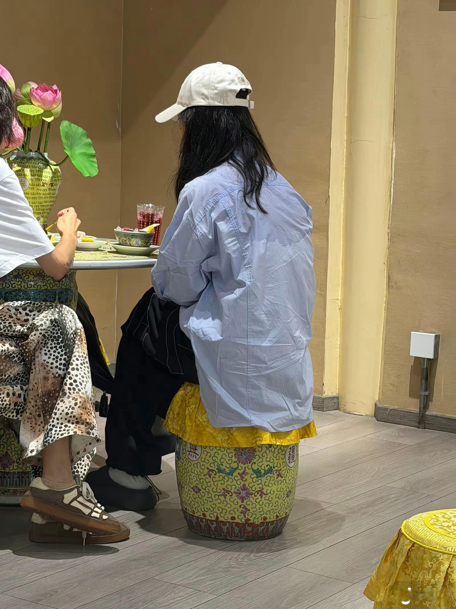 姐姐这后背的汗啊热迷糊了吧 