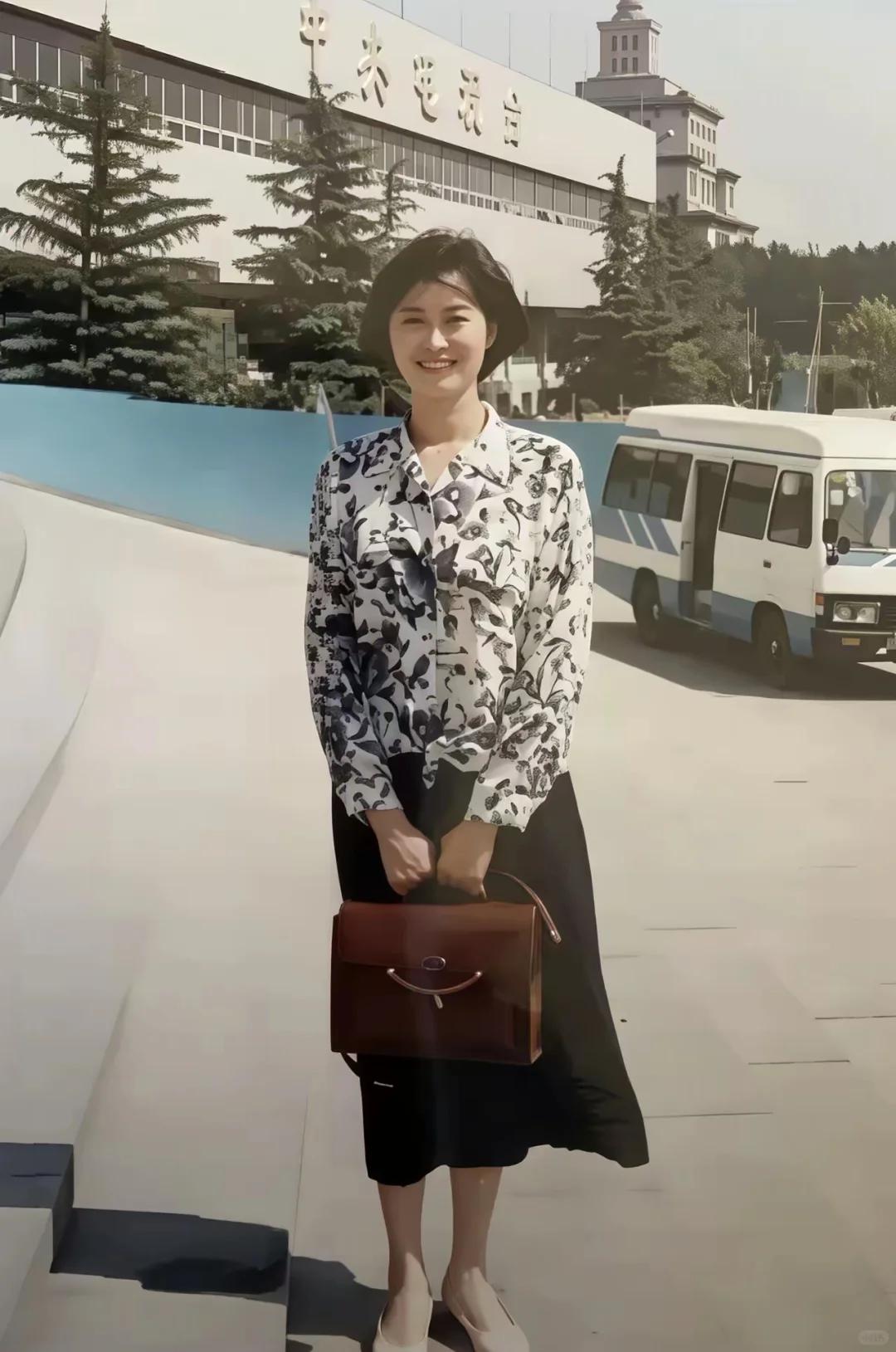 1994 年央视大楼前留影，39 岁的敬一丹，端庄知性，风华绝代

印花衬衫搭配