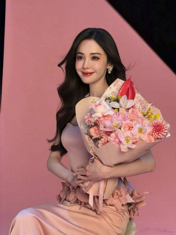 娜扎硬控妈妈朋友圈娜扎作为我们的代言人来说也太美了吧，这个母亲节随处可见，我们的