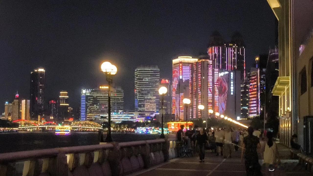 #分享一张你所在城市夜景照片#这是广州珠江的夜景。