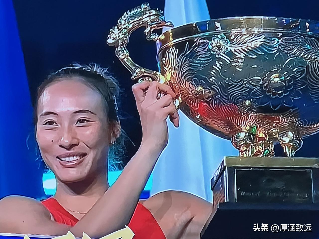 郑钦文首获中网冠军，打出了中国人的气质；高高举起奖杯，颁奖领导帮忙拿球拍；主持人
