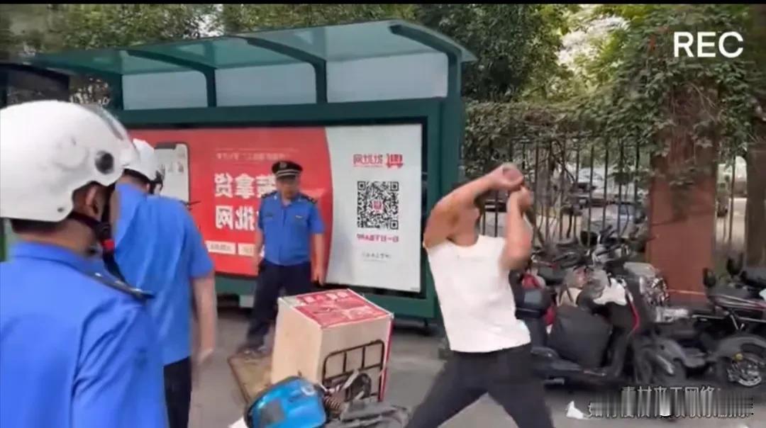 刚刚看了一段广州市天河区一摊贩与城管工作人员发生冲突的视频，三分多钟的视频看的我