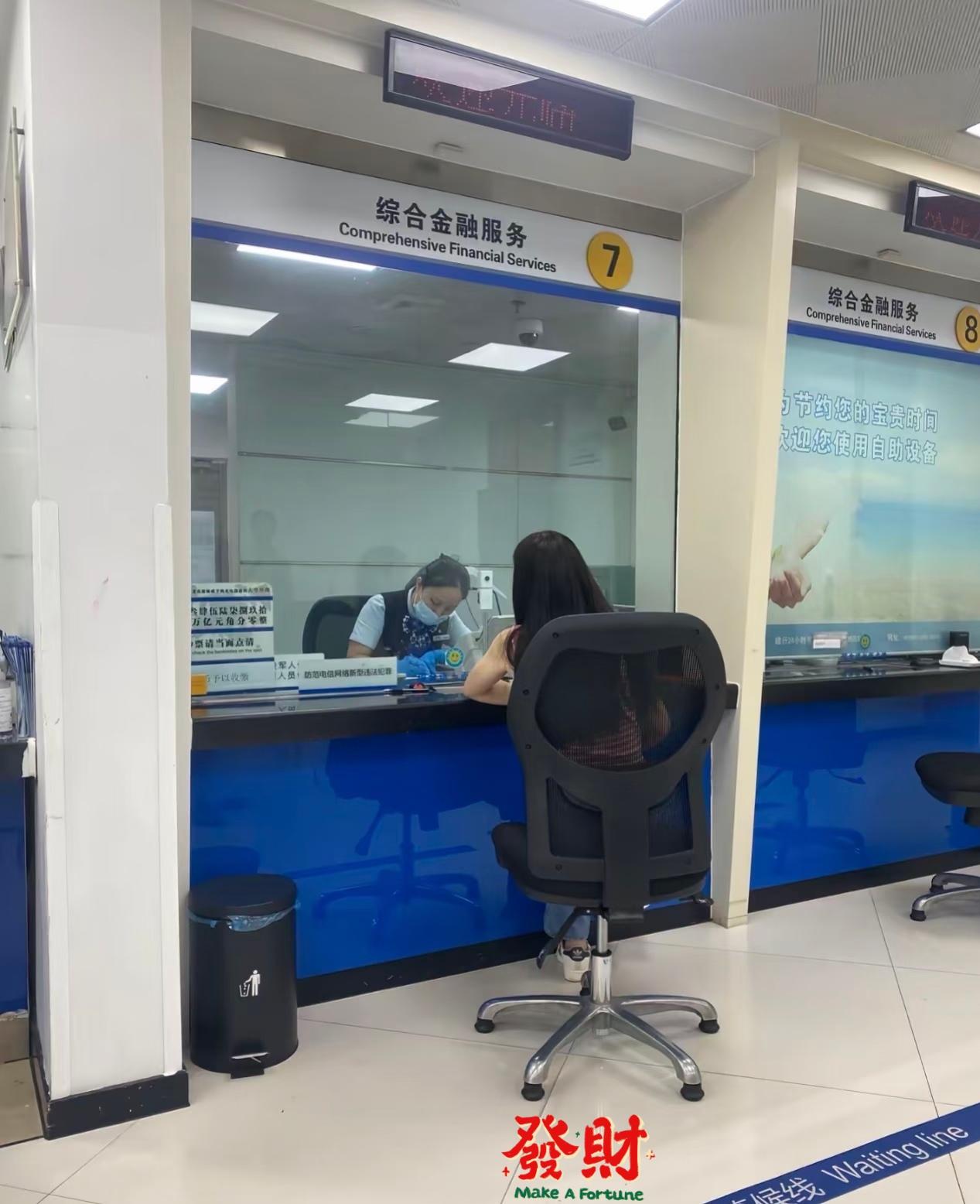 没想到如今银行的压力山大
大家敢信吗？现在银行都快扛不住了，
今天我跟某行朋友客
