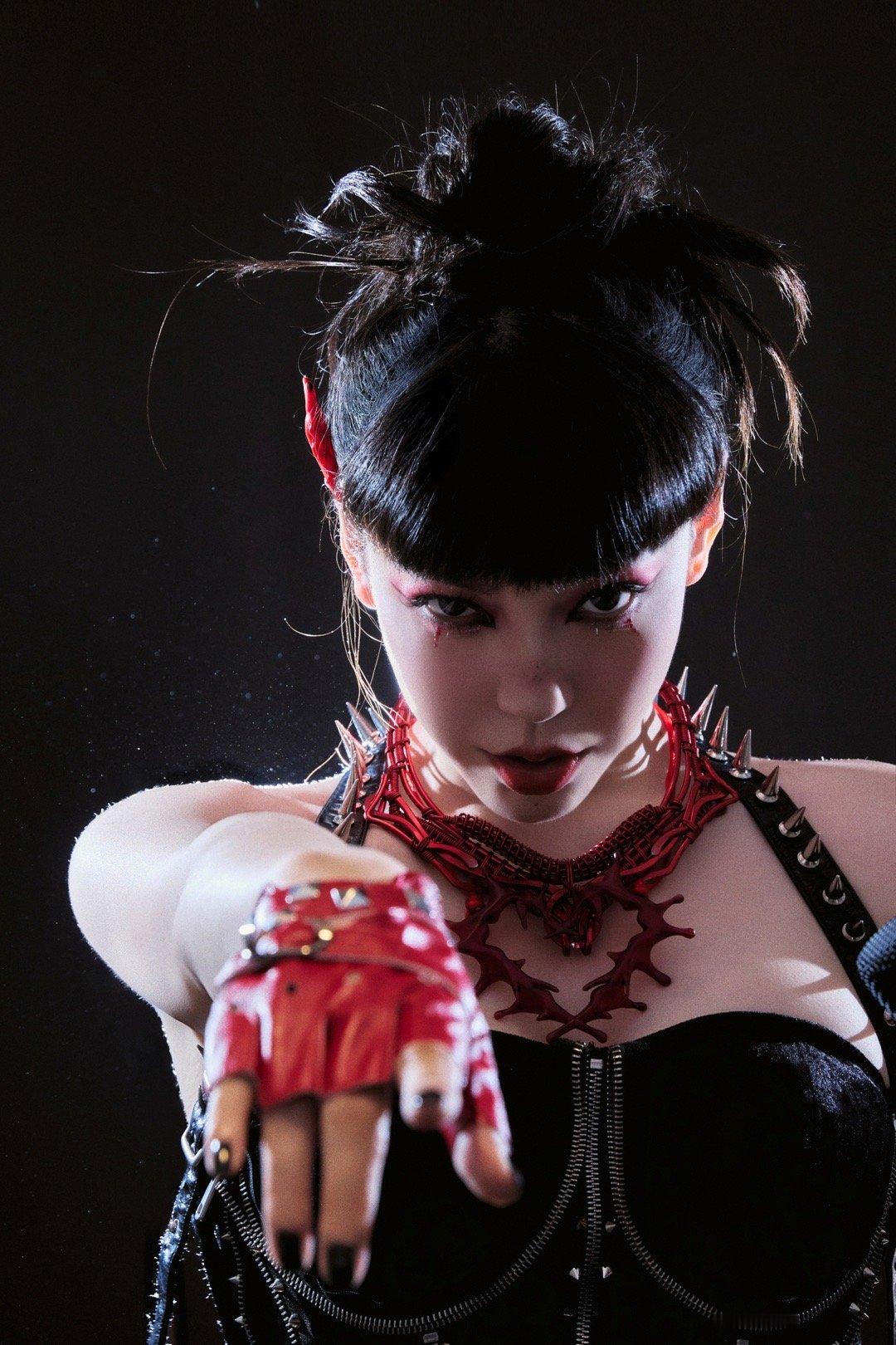 吴莫愁黑红魔女妆 救命！被的黑红魔女妆狠狠拿捏！浓烈的红黑配色+标志性大眼线，搭