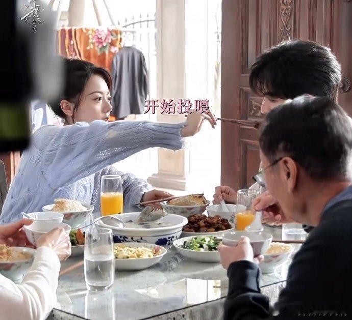 赵今麦喂宋威龙吃玉米赵今麦投喂宋威龙宋威龙赵今麦 很爽的图赵今麦和宋威龙的互动也