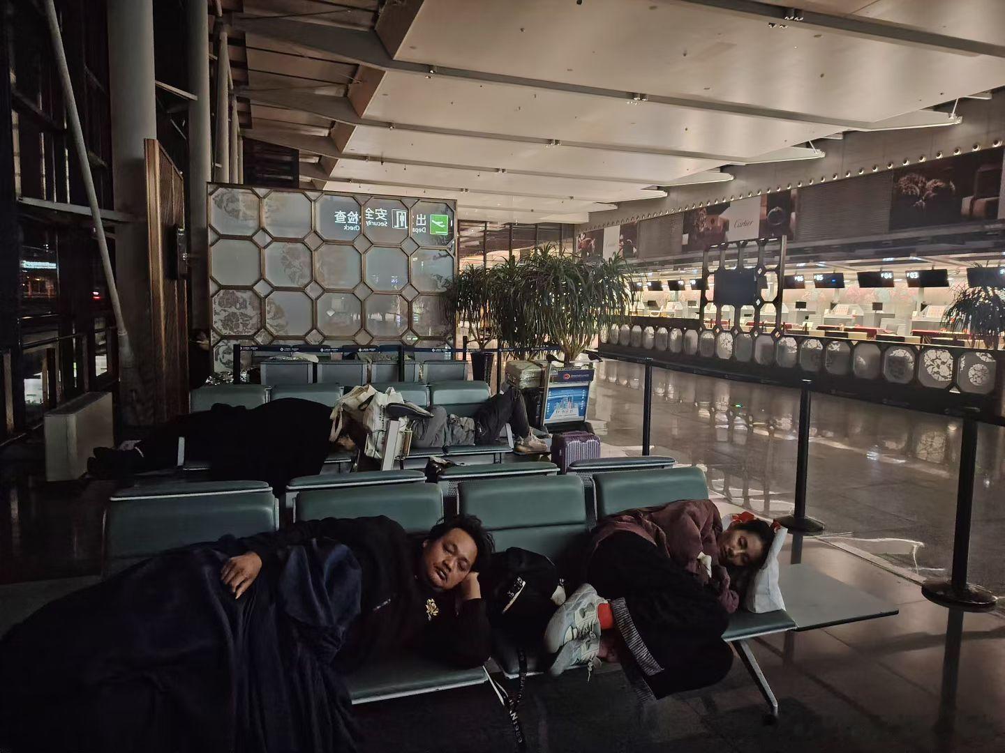 昨睡虹桥机场椅，今钻奉贤家被窝，地铁公交观沪景，爱够多没那么凉。2025年12月