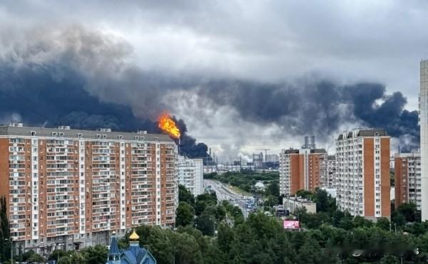 乌克兰无人机狂轰莫斯科 炼油厂连环爆炸

乌克兰连夜对莫斯科发动这场战争史上规模