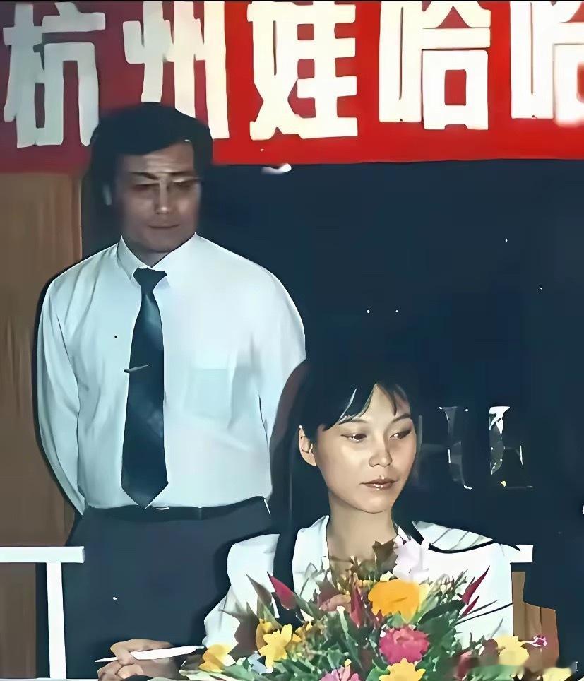 🔺这张老照片拍摄于1994年，照片人物是千亿富豪宗庆后和娃哈哈前任高管杜建英。