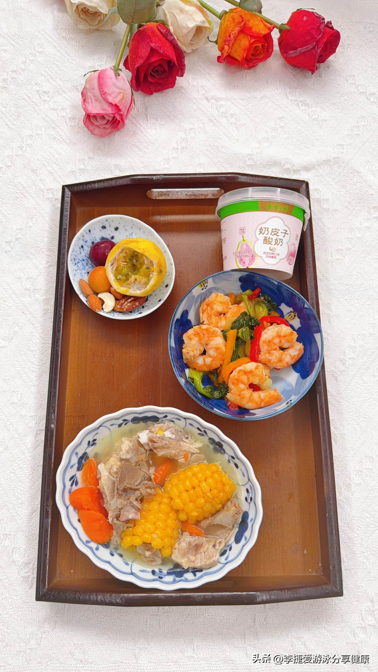 排骨玉米胡萝卜汤，两小块玉米算是主食。青岛大虾炒蔬菜彩椒。黄金百香果樱桃小红杏。