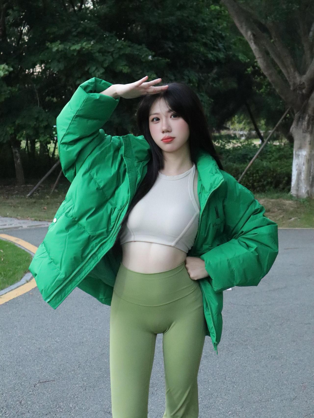 OOTD｜秋冬“绿”了也能这么辣！同色系叠穿太吸睛
 
谁能想到冬天把绿色穿身上