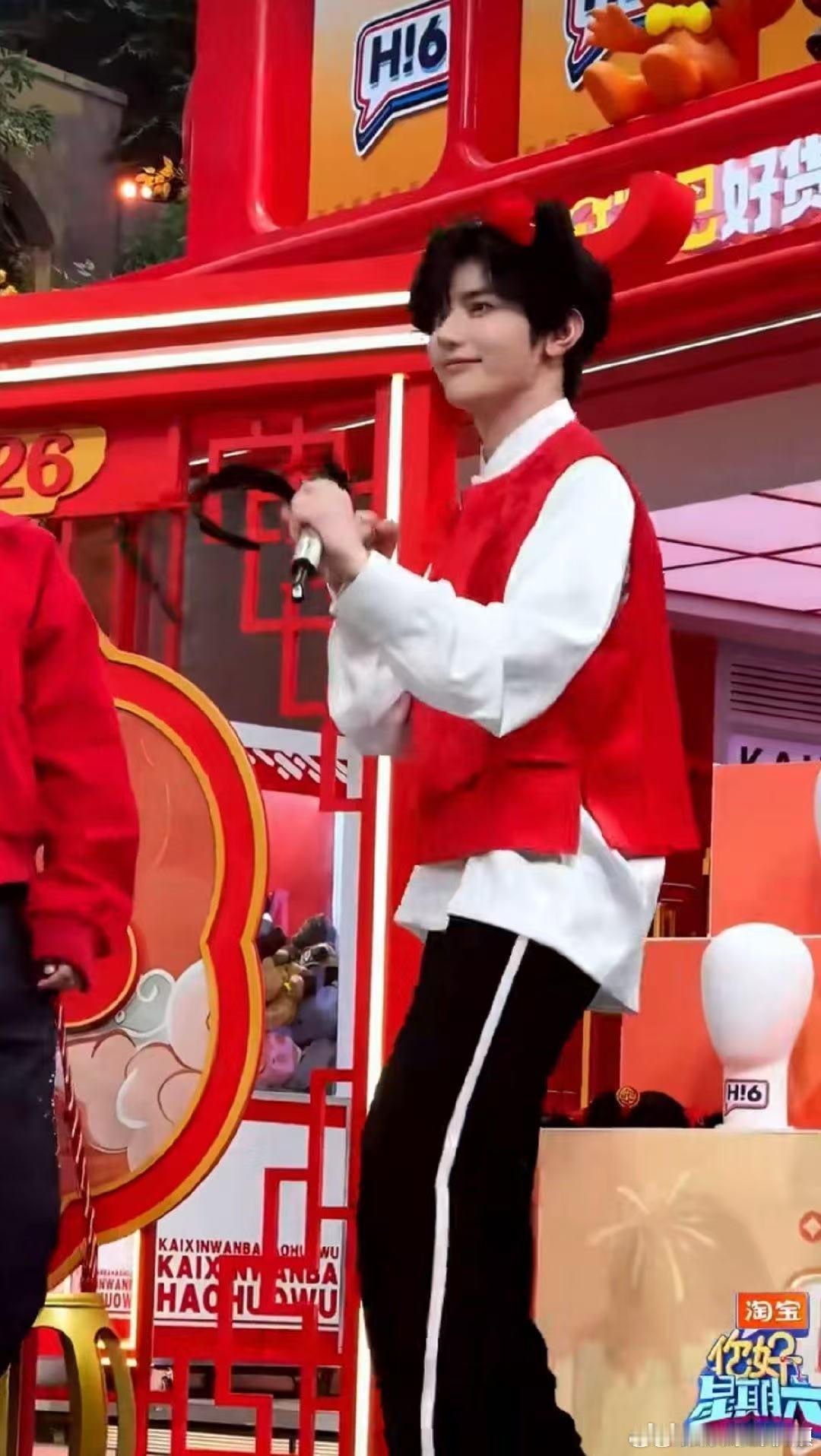 章昊请把假发焊在头上你好星期六章昊完美hold住假发，精致灵动不失气场，舞台上耀