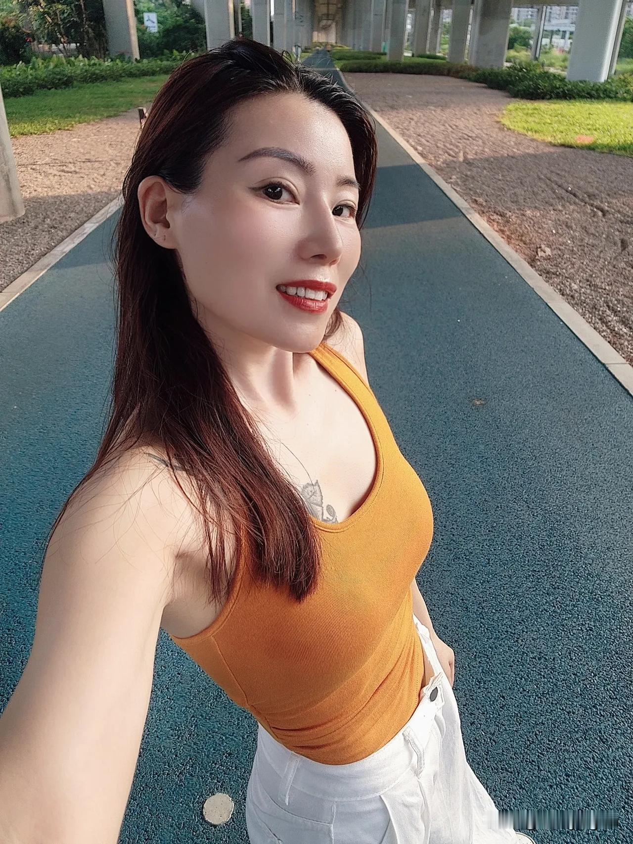 阳光下的多巴胺 ，我的日常运动穿搭 ！保持一个好身材 喜欢每天不同的自己 运动女