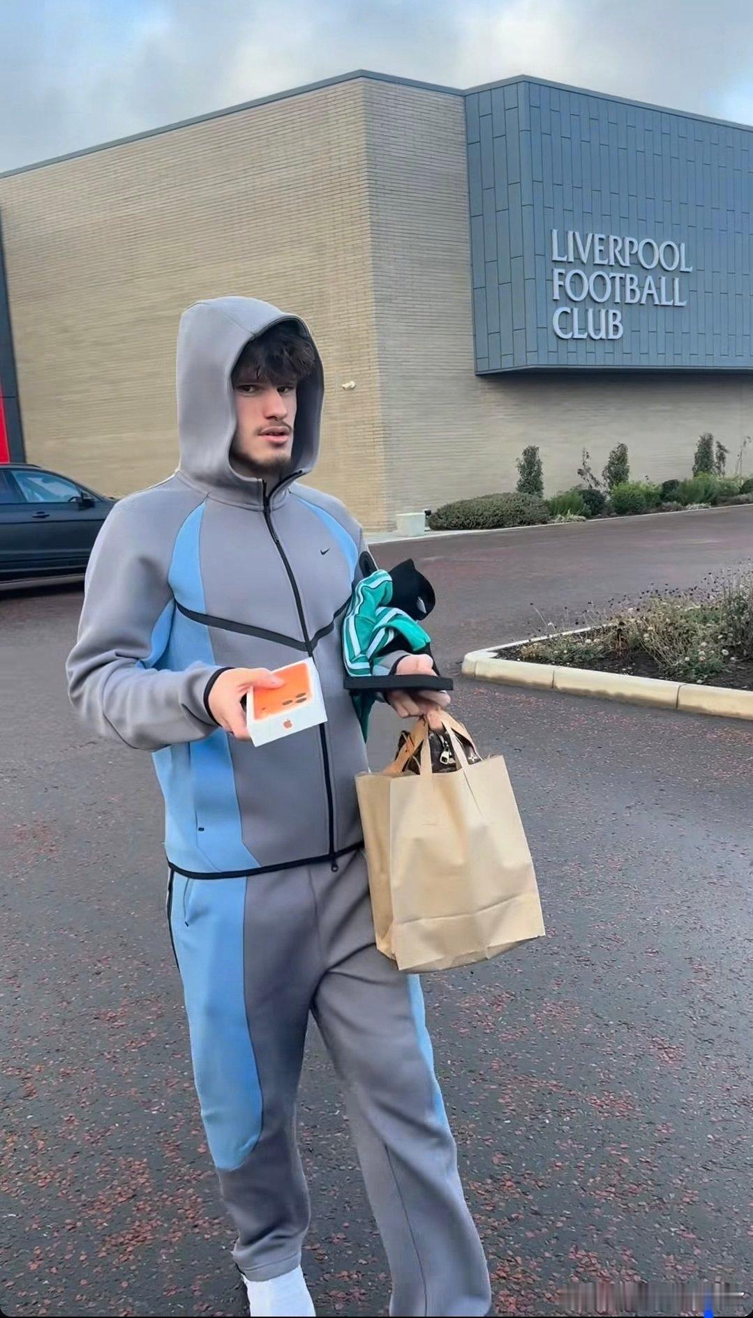 科尔克茨送父亲最新款的苹果手机 