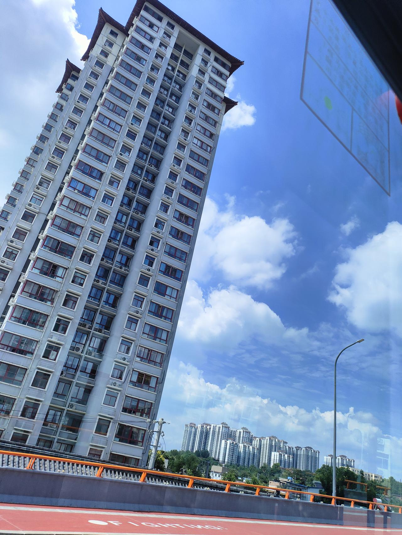 小城日子慢慢，风很清澈，天很湛蓝。
寻常街巷，烟火人间，皆是治愈日常✨