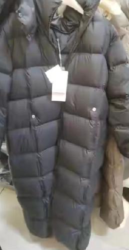 超市三四百元羽绒服为何成了抢手货？这个冬天的消费现象，戳中了无数人的心声——不是