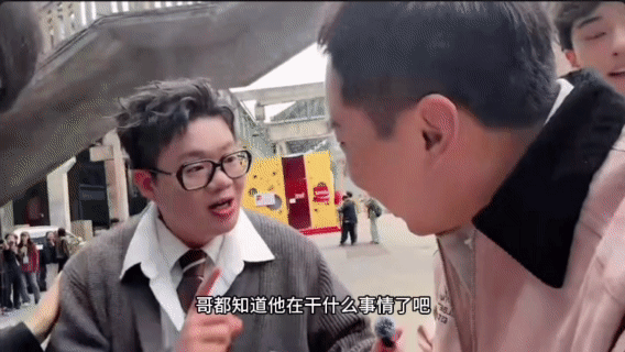 徐志胜干坏事耳朵红了五十公里桃花坞 他偷香肠的事被点破，耳朵红得比脸还快。前一秒