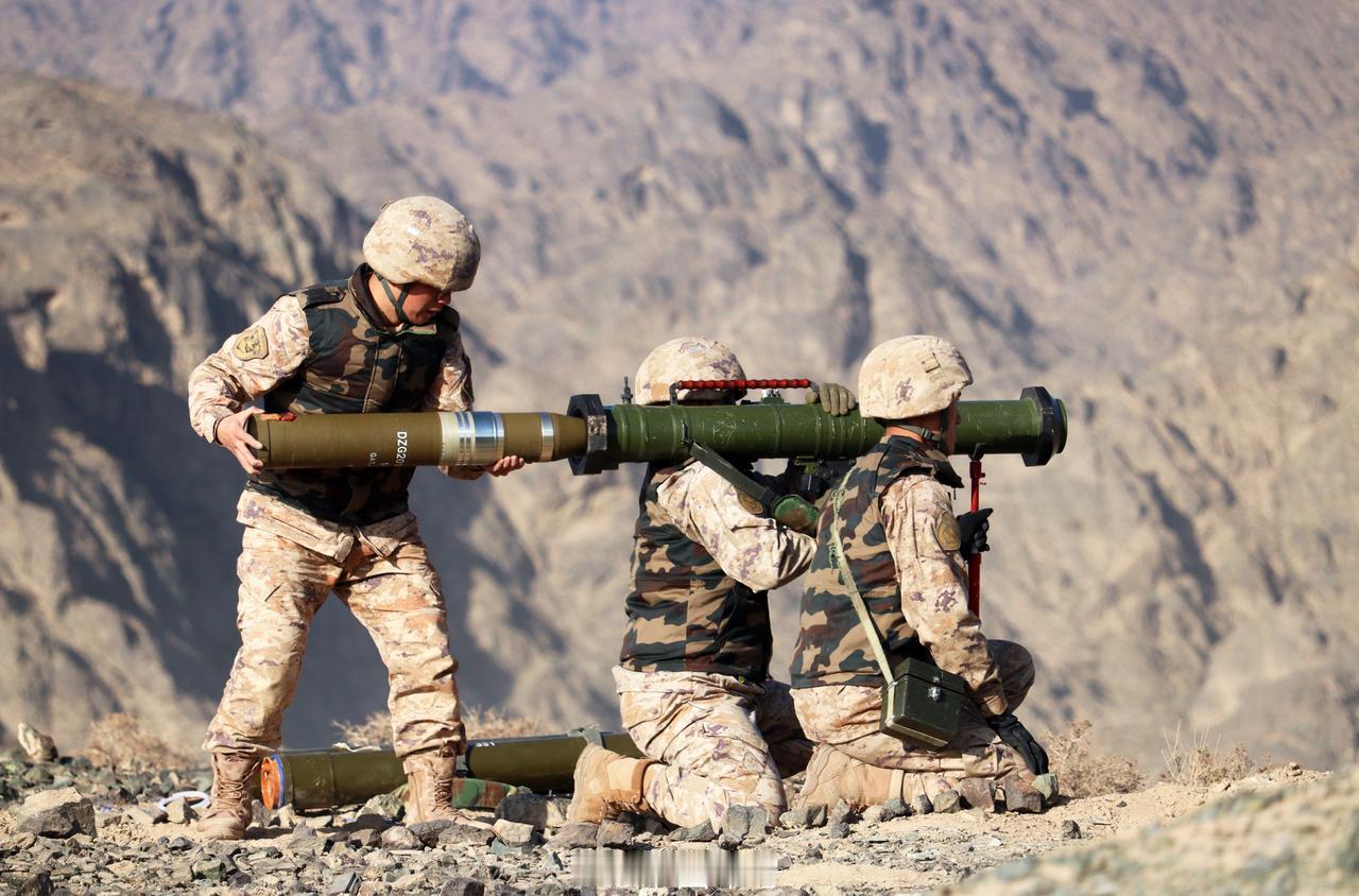 【火力全开！直击多型火器实弹射击考核】近日，陆军第76集团军某旅组织开展反坦克火