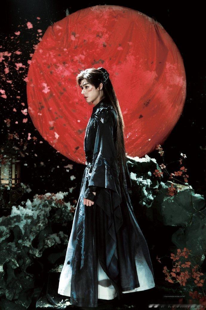 龚俊有这样的核心拿什么输红衣服裹得严严实实，吊威亚还能脚蹬墙悬半空，这核心硬得我