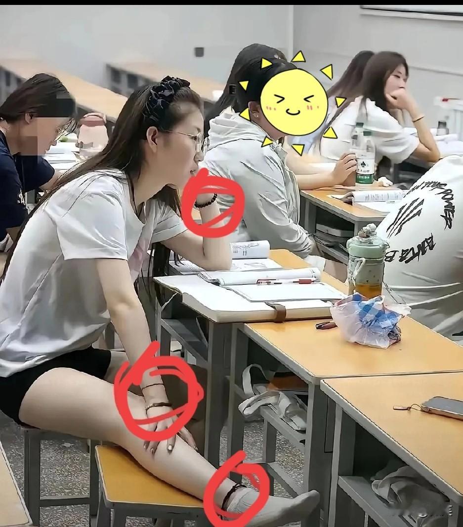 哈哈，这是炫富吗？
实在看不懂了，
你看懂了吗，一个美女大学生竟然身上带了四根皮