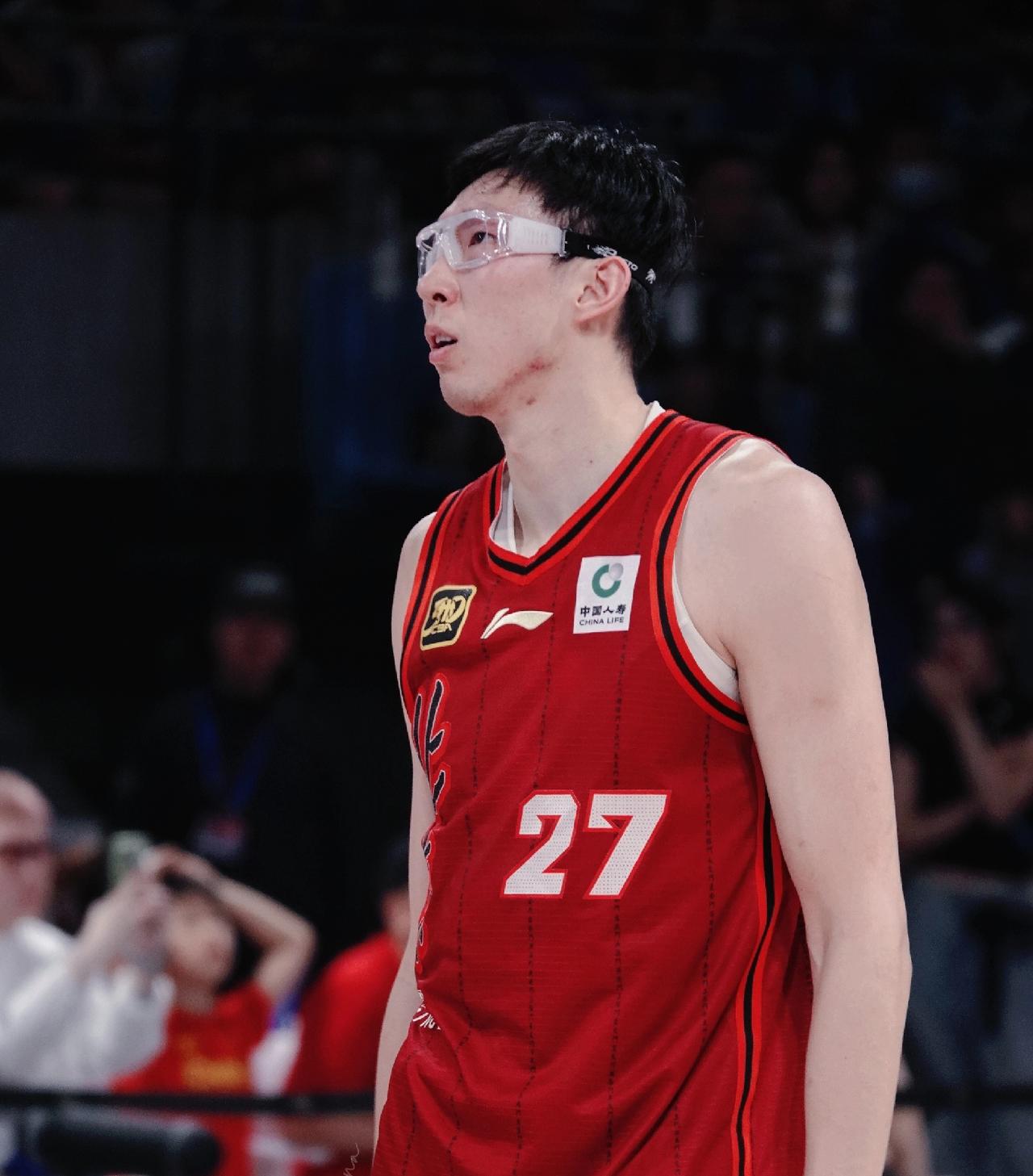 不吹不黑，徐昕离国家队还是有一段距离！看看今日比赛数据就知道！
 
周琦：30岁