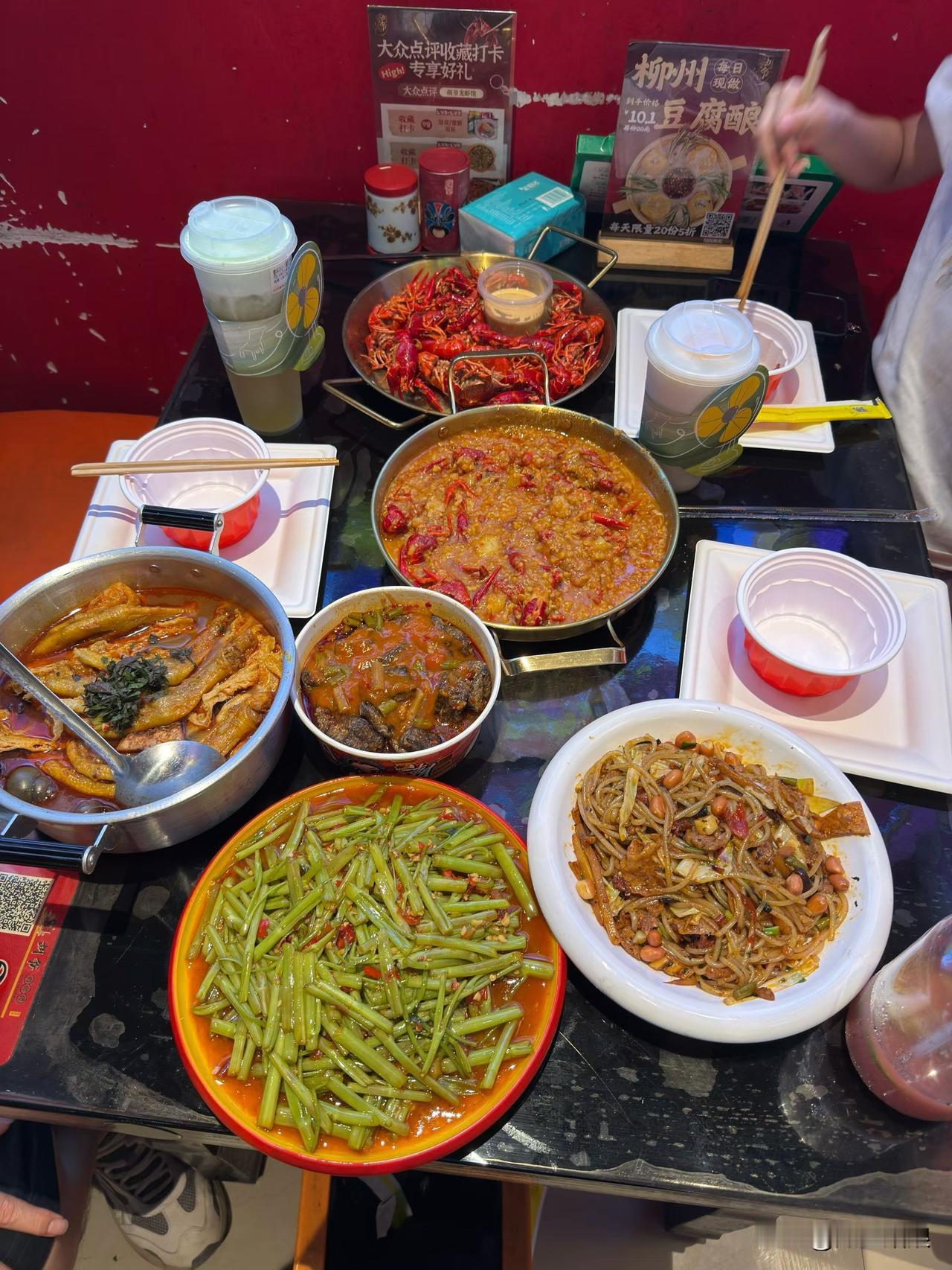 每年夏天，小龙虾口味的“华山论剑”就开始了，麻辣、十三香、冰镇各有拥趸，但蒜蓉小