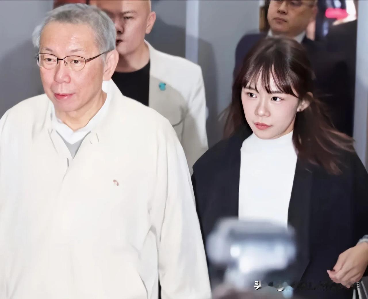 二零二五年一月一日，台湾民众党主席柯文哲正式辞去主席一职。

台当局立法机构民众