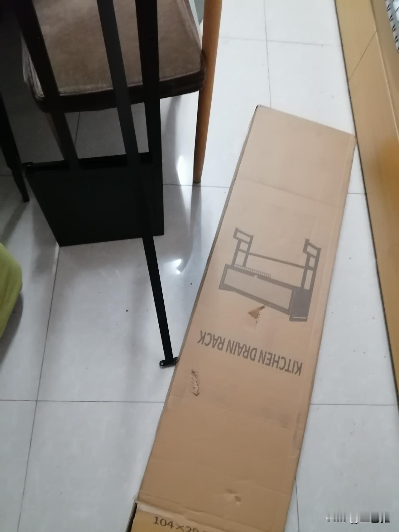 今天我自己组装了个置物架。

厨房的东西都放在台面上，日积月累，越来越多。

我