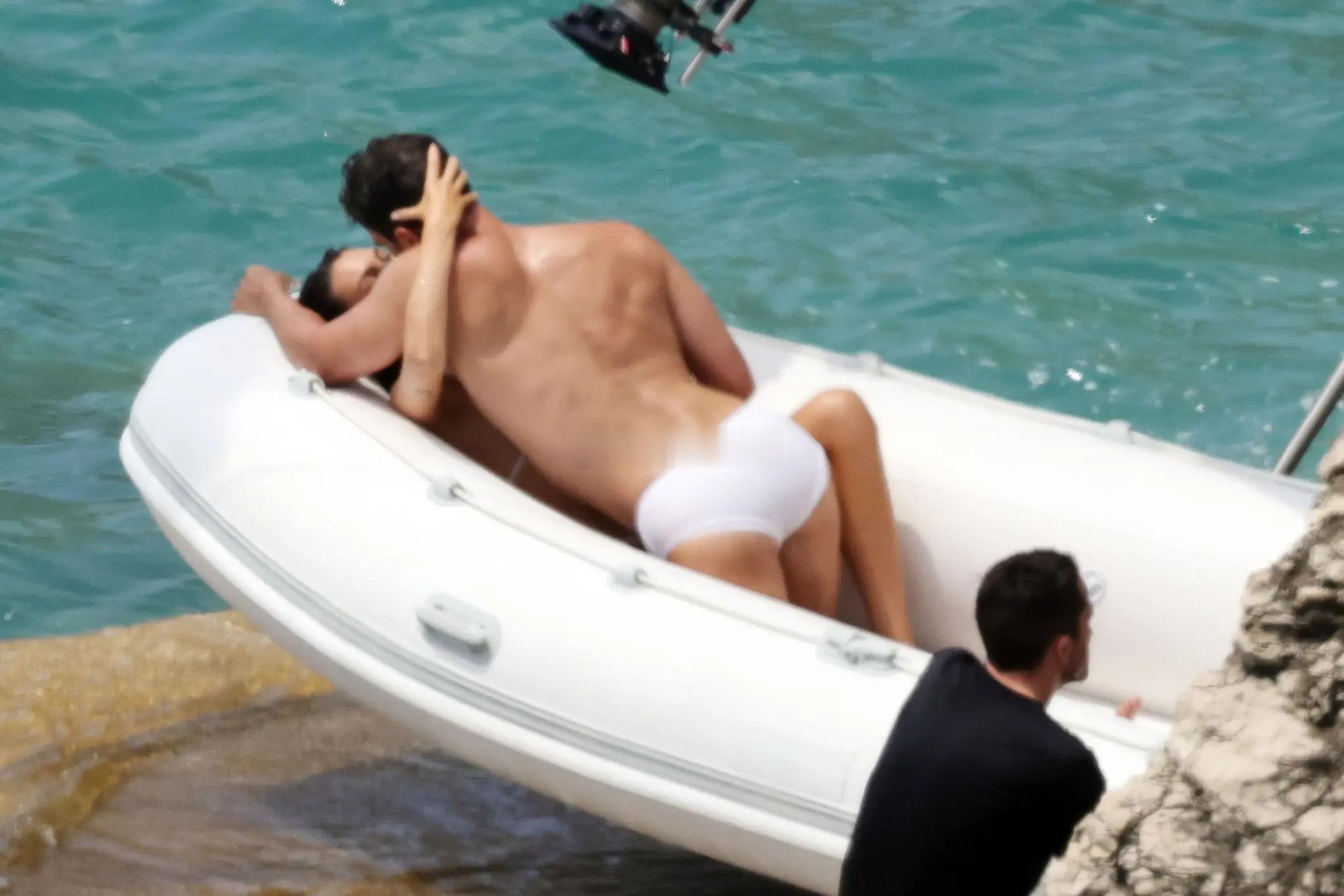 Vittoria Ceretti和Theo James拍广告片这画面👇好热辣?