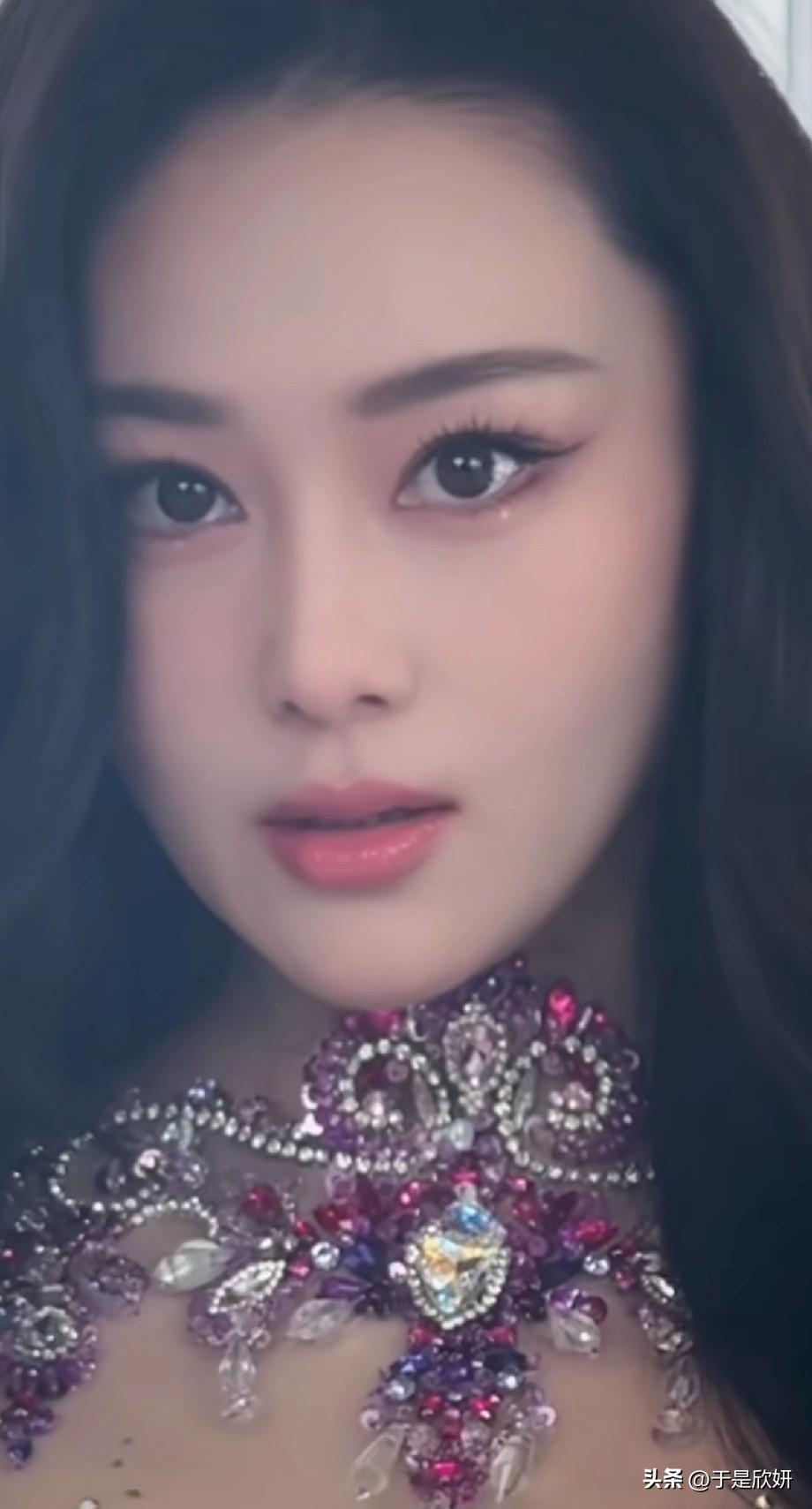 不是，何捷上辈子拯救全世界了？？？张馨予妥妥的苏妲己美人， 这么曼妙的身姿 可以