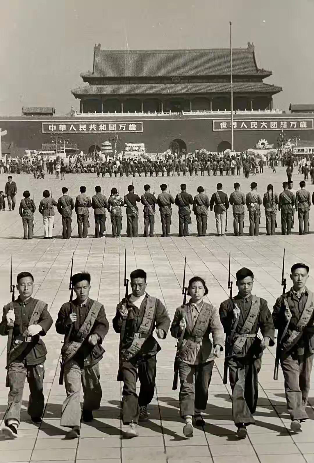 1958年，在天安门广场上训练的民兵。（亨利·卡蒂尔.布列松 Henri Car