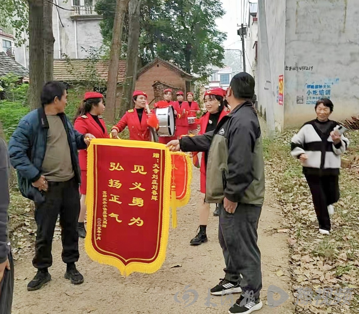 跳进齐胸冷水救起两母子 他冻得嘴唇发紫、四肢僵硬：人没事就行│河南人好样的