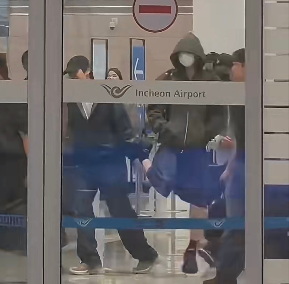 牵手都不够还要牵脚 我对田柾国占有欲be like： ​​​
