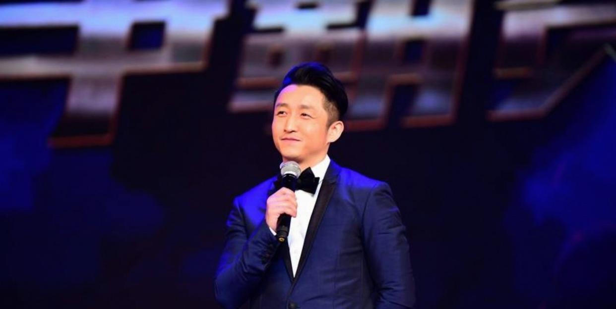 冉莹颖：你都四十五岁了，眼睛还有老毛病，还非要年底复出打拳？
邹市明：我知道年纪