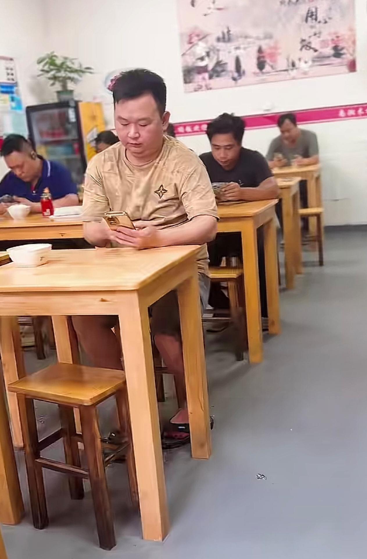 到小吃店吃个饭，
还以为是在开家长会，
而且还都是男家长！
而我像极了女班主任！